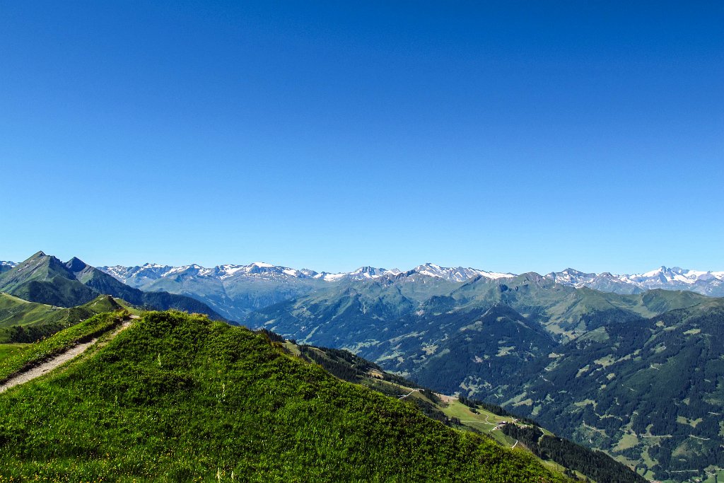 53 Fernblick zum Glocknergebiet mit Schareck Sonnblick Hocharn Grossglockner Wiesssbachhorn Kitzsteinhorn.jpg